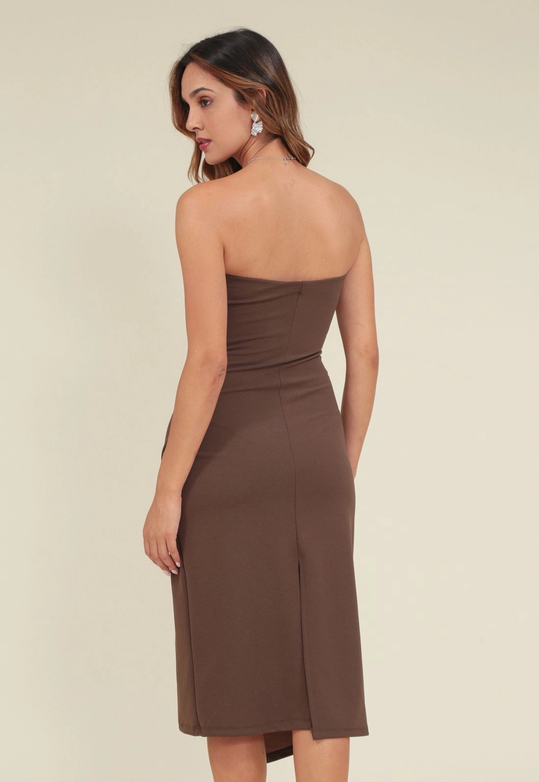 Vestido Midi Em Crepe Com Decote Reto E Franzido Lateral