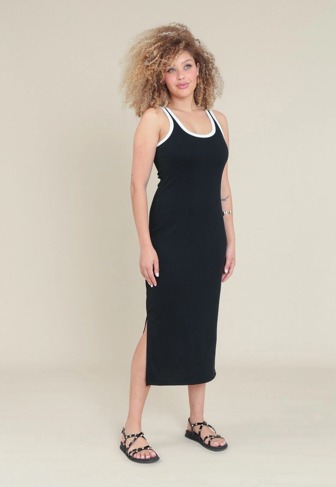 Vestido Midi Em Ribana Sem Mangas Com Viés Bicolor
