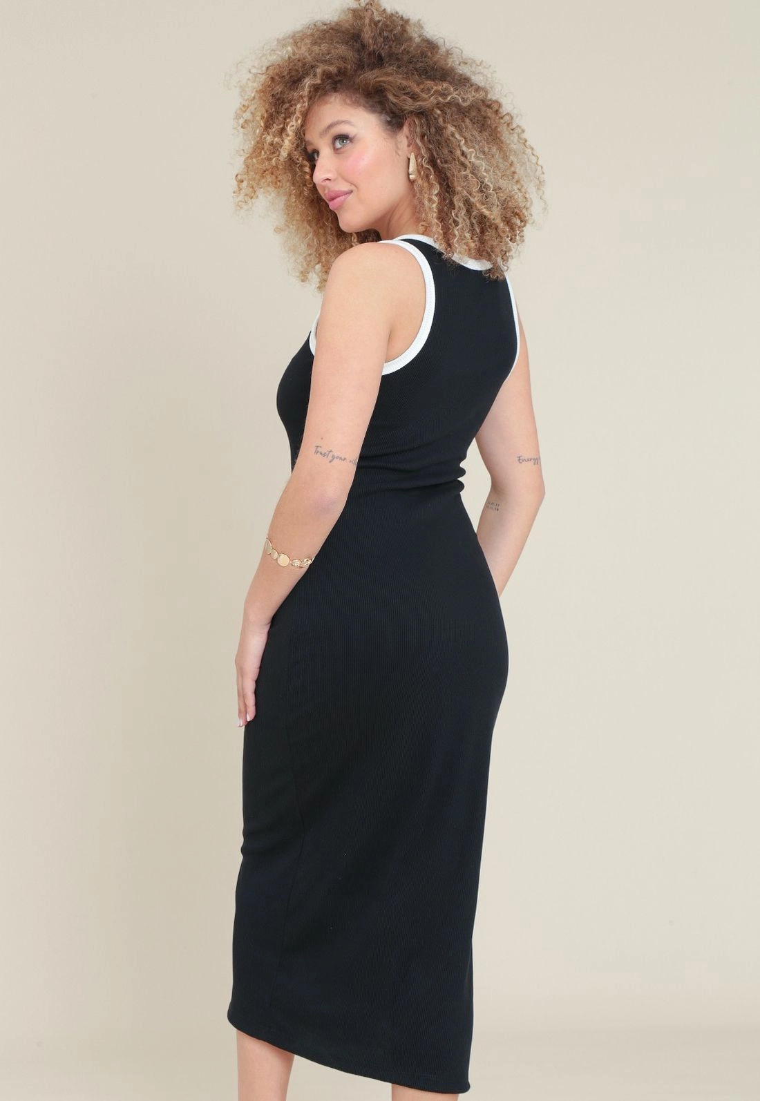 Vestido Midi Em Ribana Sem Mangas Com Viés Bicolor