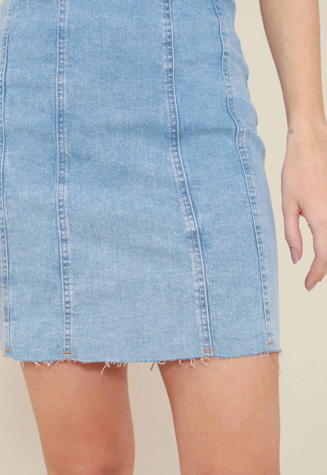 Vestido Jeans Curto Decote Reto Com Recortes