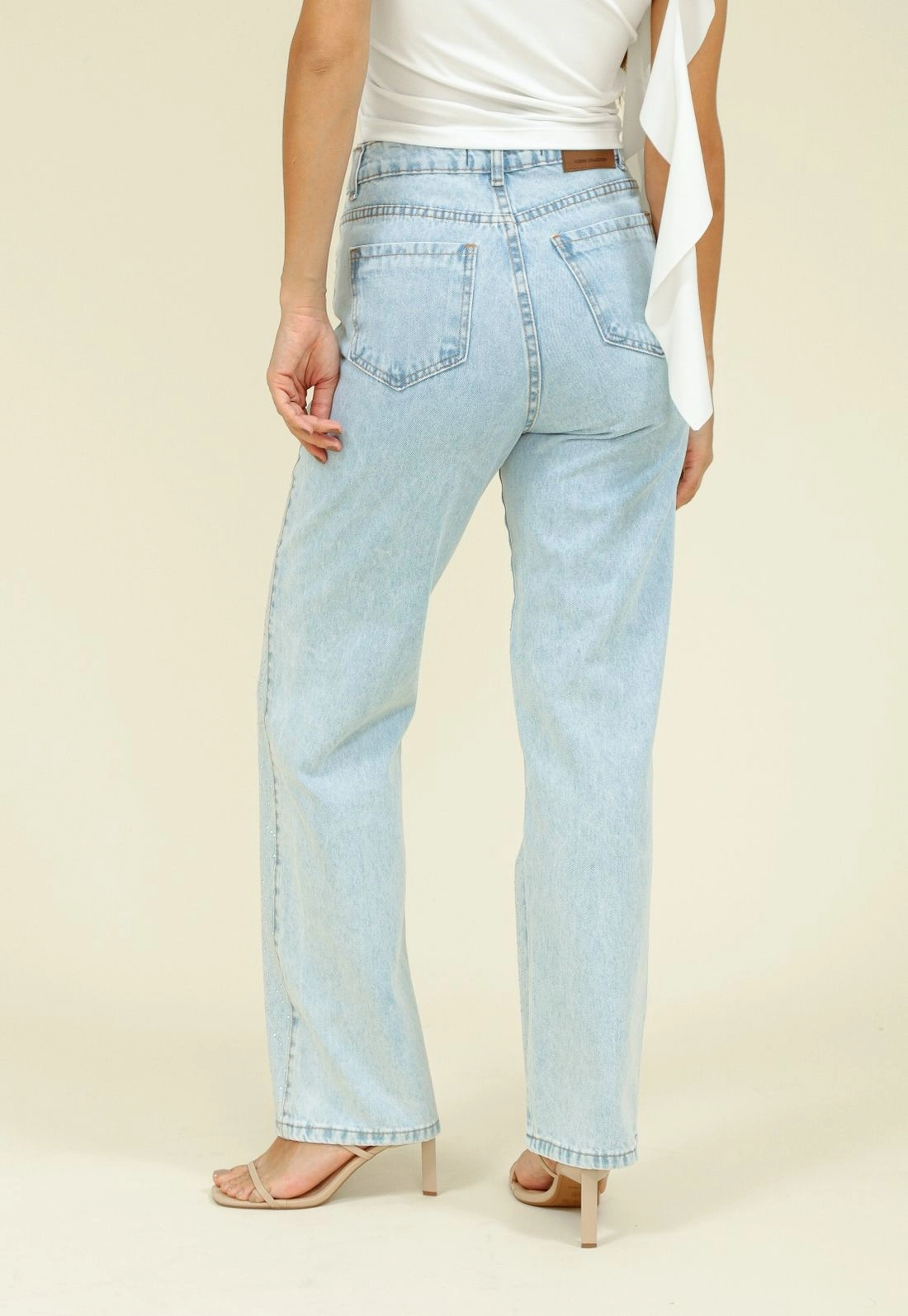 Calça Jeans Reta Com Aplicação Strass