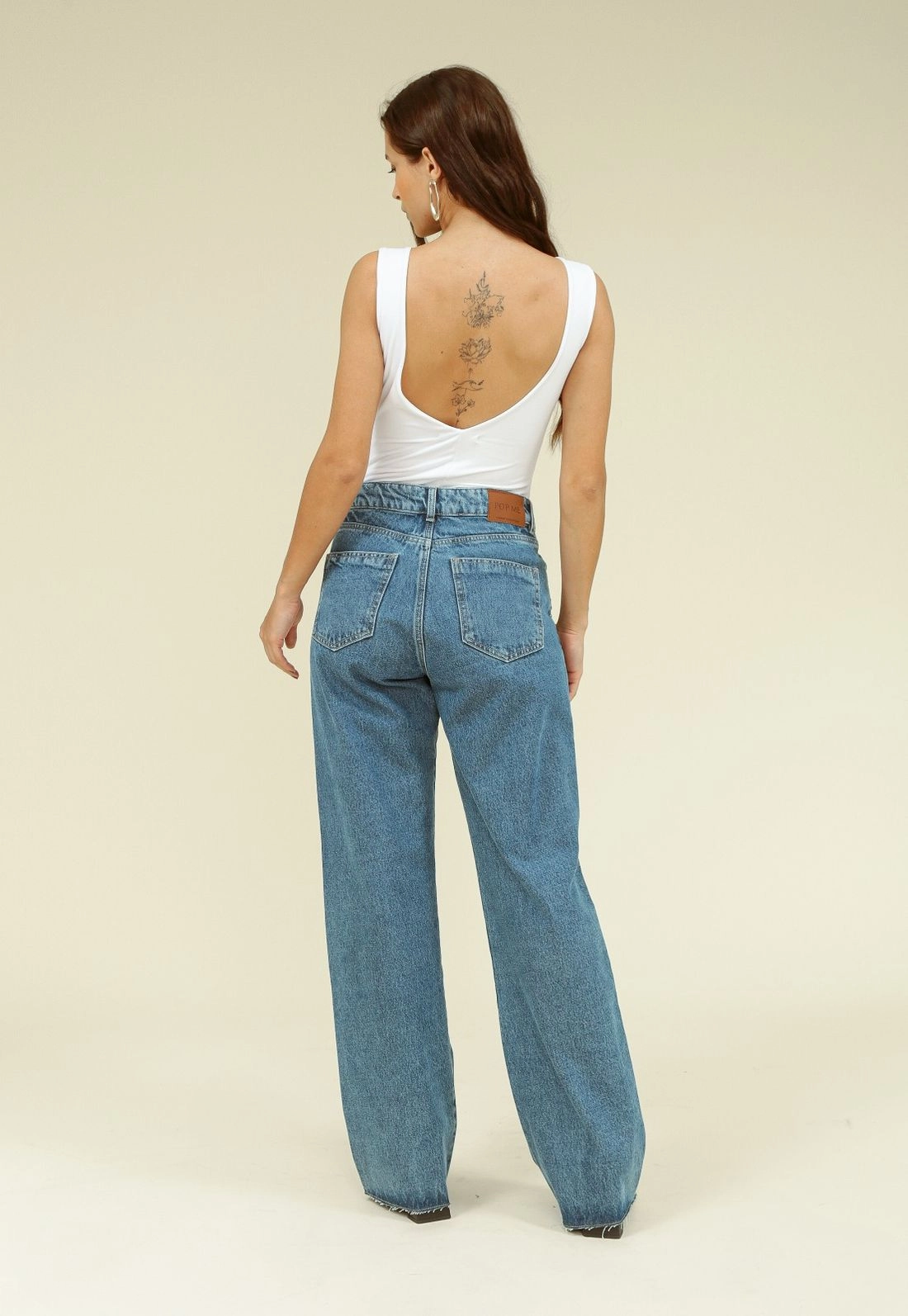 Calça Jeans Reta Com Aplicação De Tachas Lateral