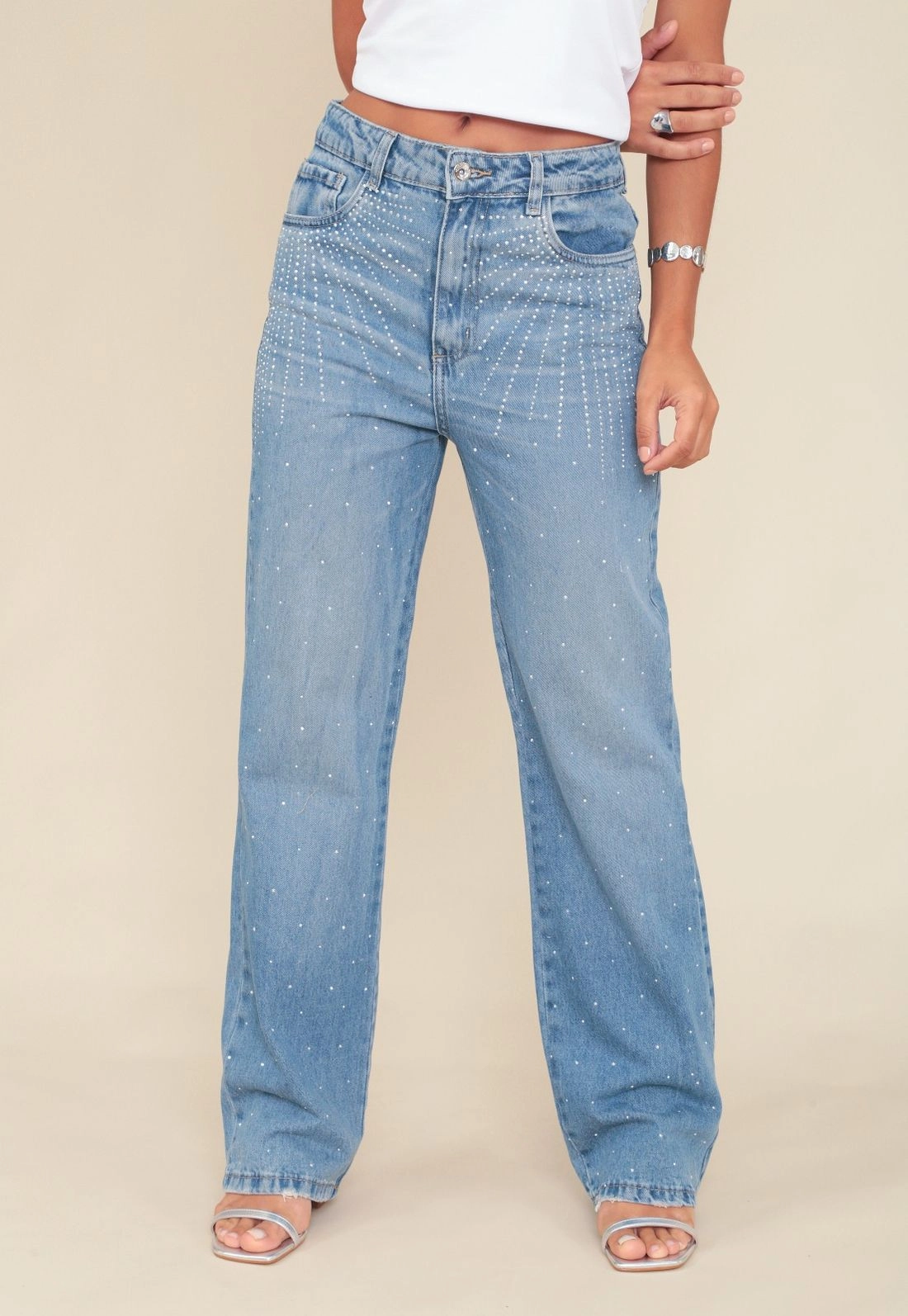Calça Jeans Reta Com Aplicação De Strass Bolso