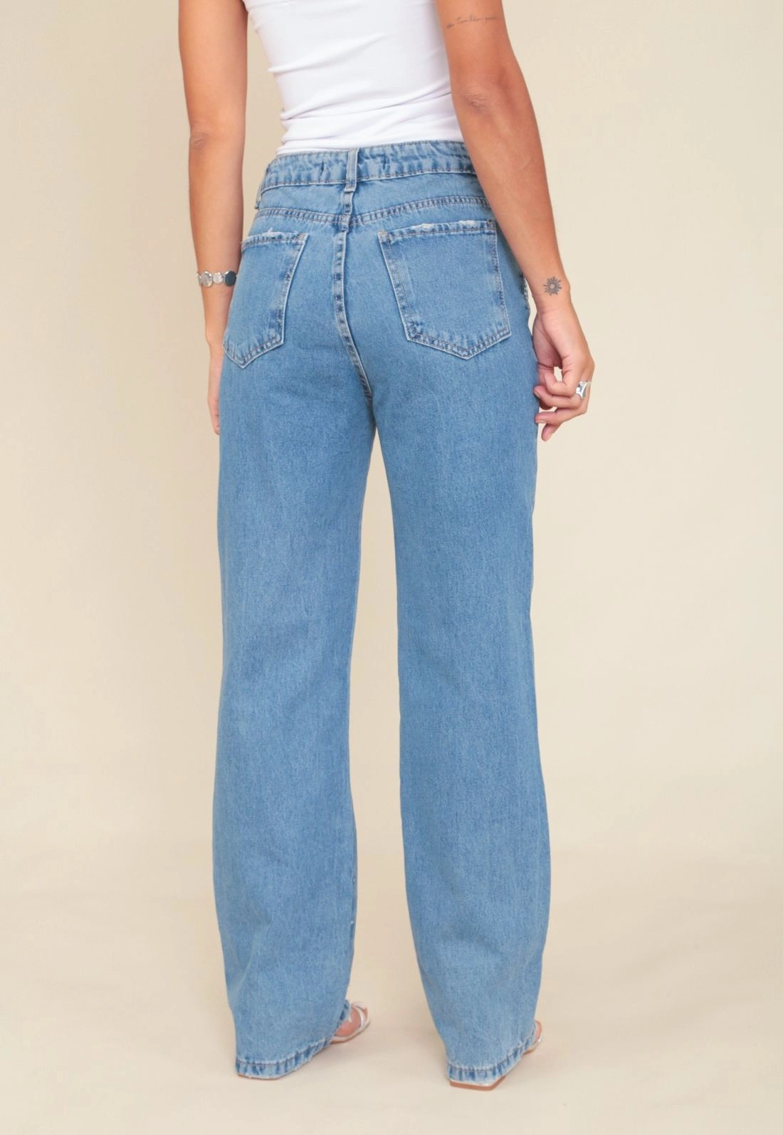 Calça Jeans Reta Com Aplicação De Strass Bolso