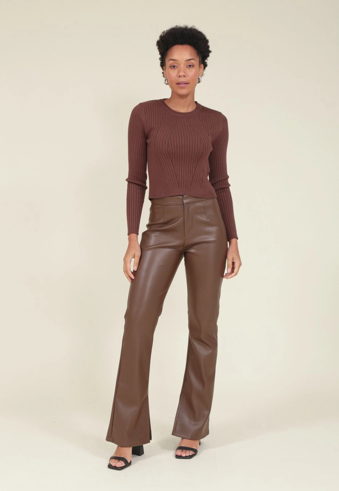 Calça Flare Em Pu Com Fenda Lateral