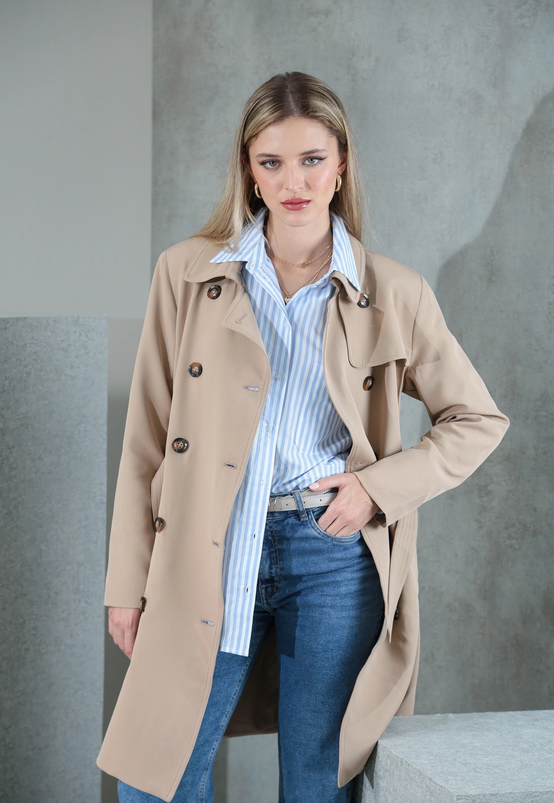 Casaco Trench Coat Alongado Com Faixa E Botões