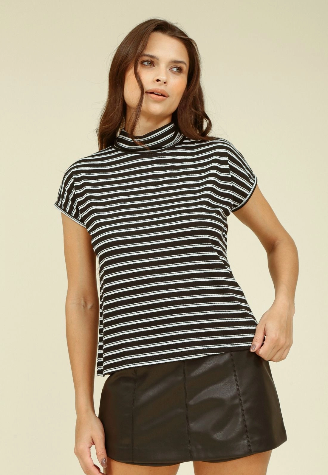 Blusa Malha Listrada Manga Curta Com Gola Alta