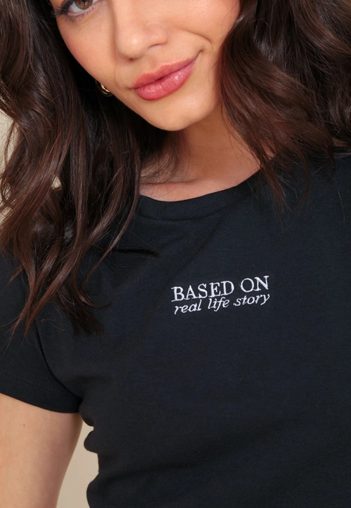 Blusa Cropped Em Cotton Manga Curta Bordado