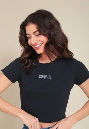 Blusa Cropped Em Cotton Manga Curta Bordado