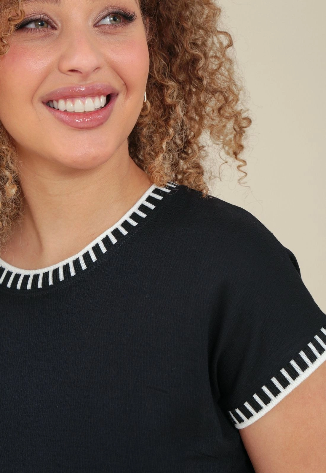 Blusa Malha M/C Com Decote E Manga Com Retilinea