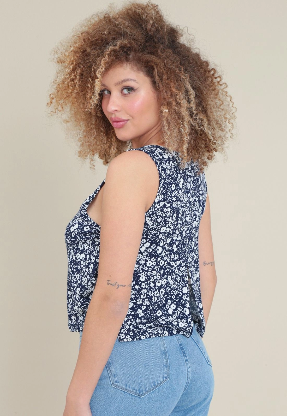 Blusa Malha Sem Manga Abertura Costa Estampa Floral Marinho