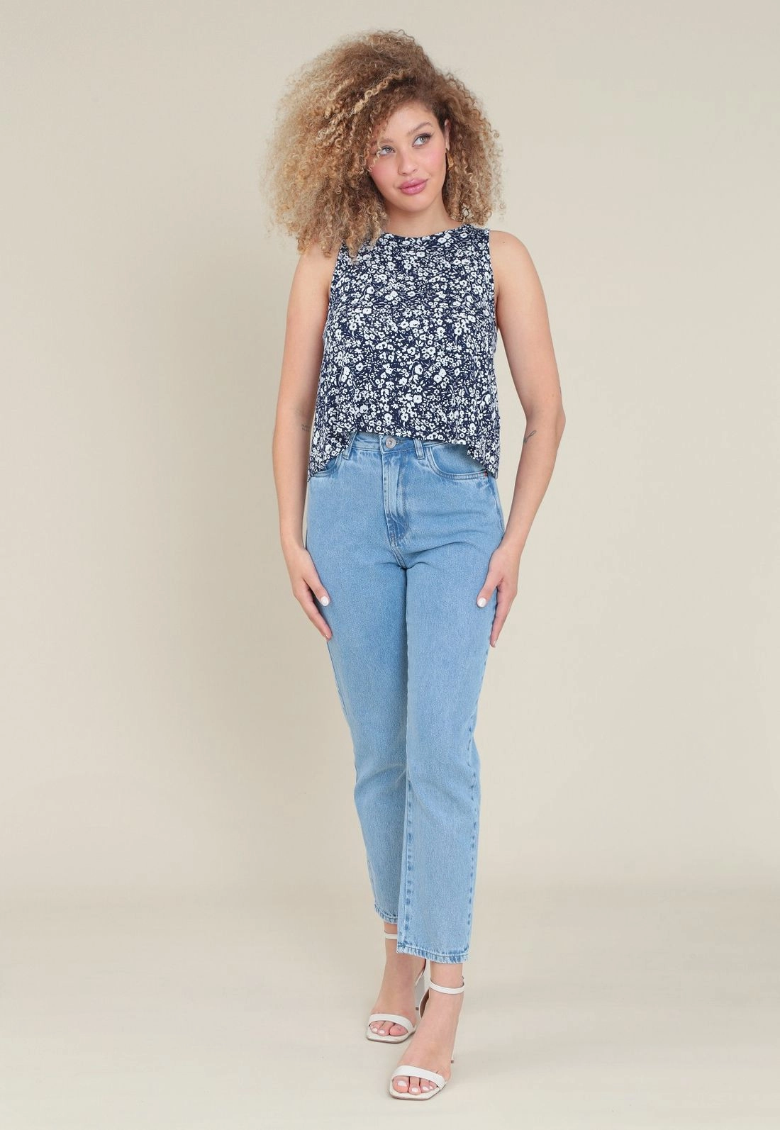 Blusa Malha Sem Manga Abertura Costa Estampa Floral Marinho