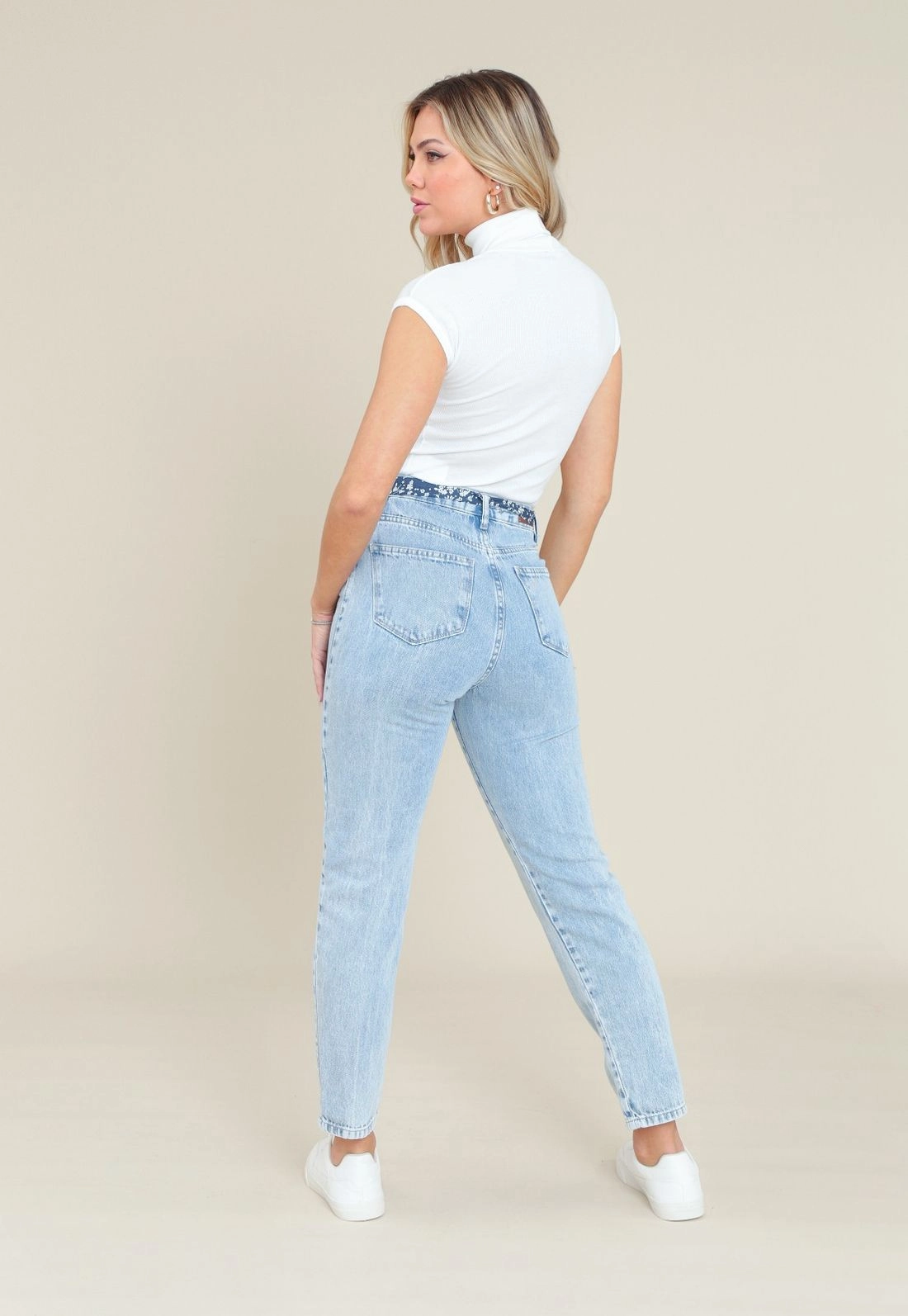 Calça Jeans Azul Claro Mom Com Cinto Estampado