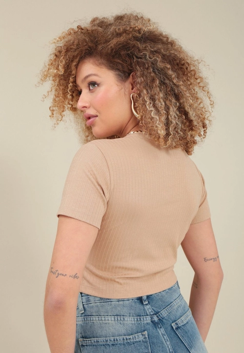 Blusa Cropped Malha Canelada Manga Curta Decote V