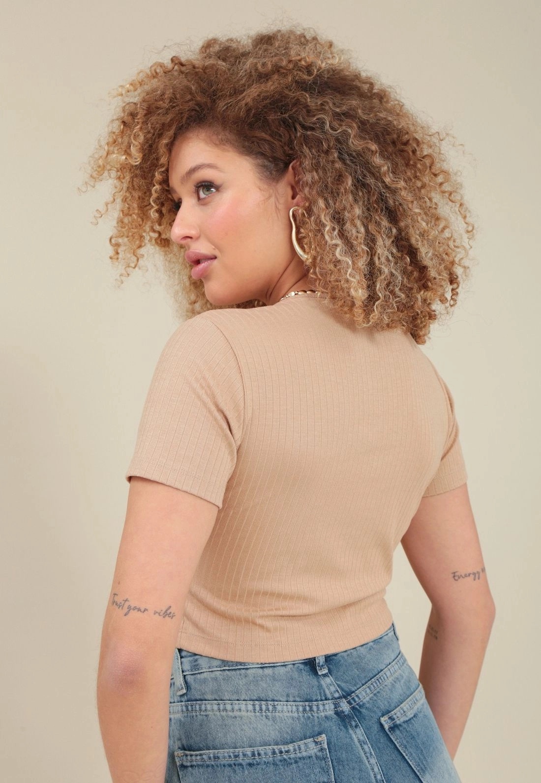 Blusa Cropped Malha Canelada Manga Curta Decote V