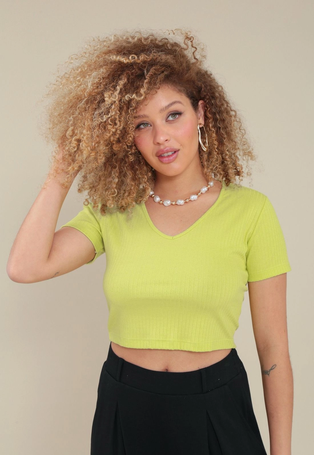 Blusa Cropped Malha Canelada Manga Curta Decote V