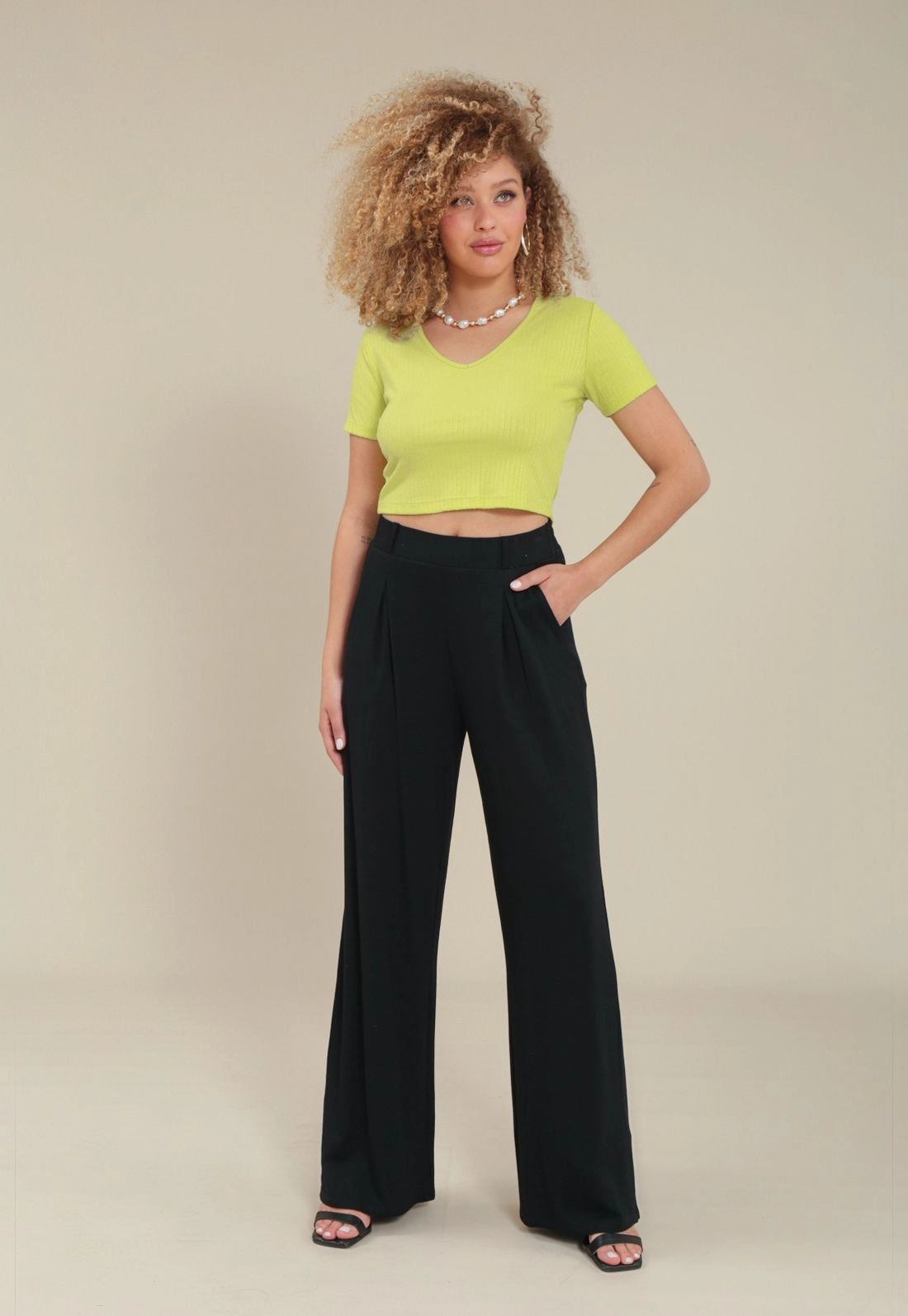 Blusa Cropped Malha Canelada Manga Curta Decote V
