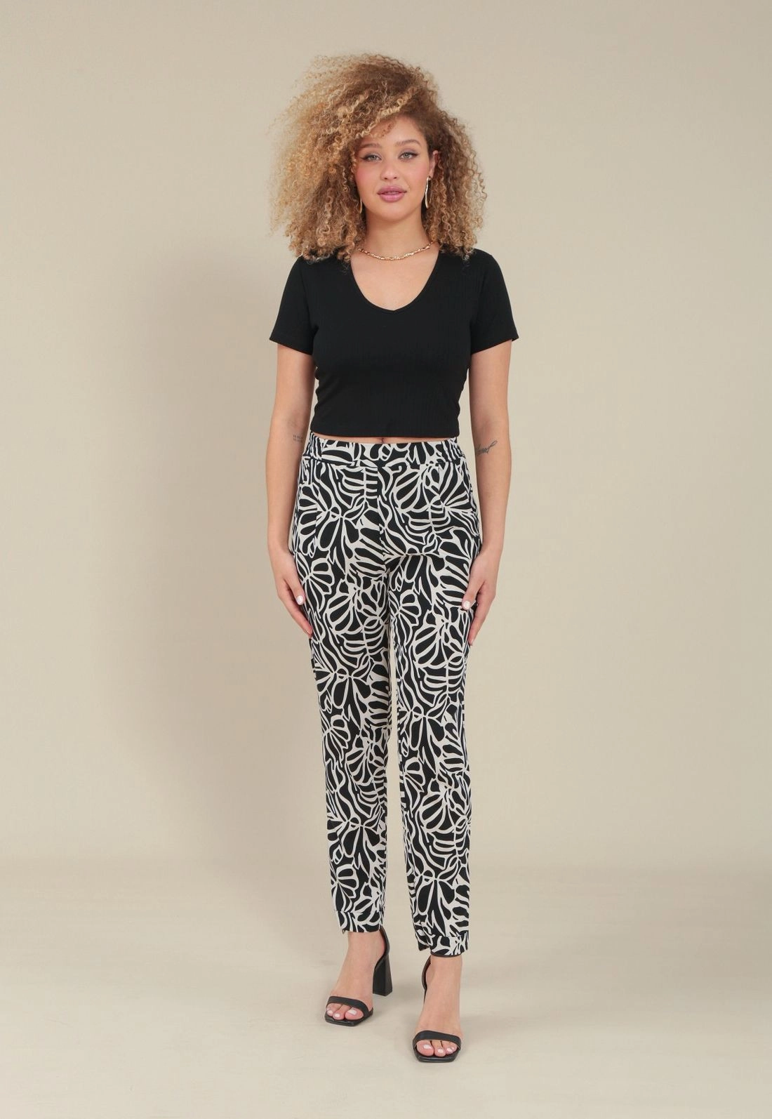 Blusa Cropped Malha Canelada Manga Curta Decote V