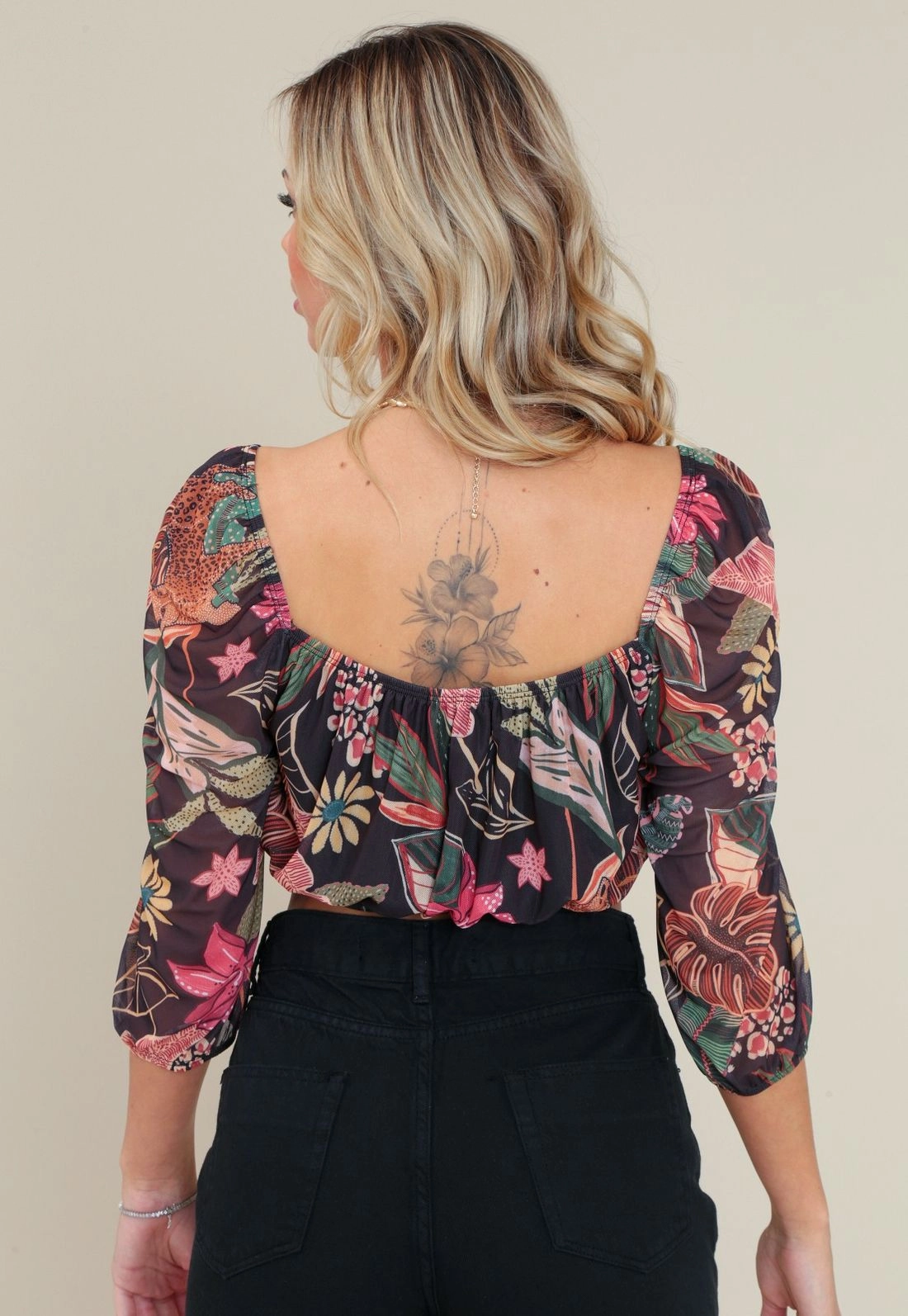 Blusa Cropped Em Tule Manga 3/4 Estampa Floresta Tropical