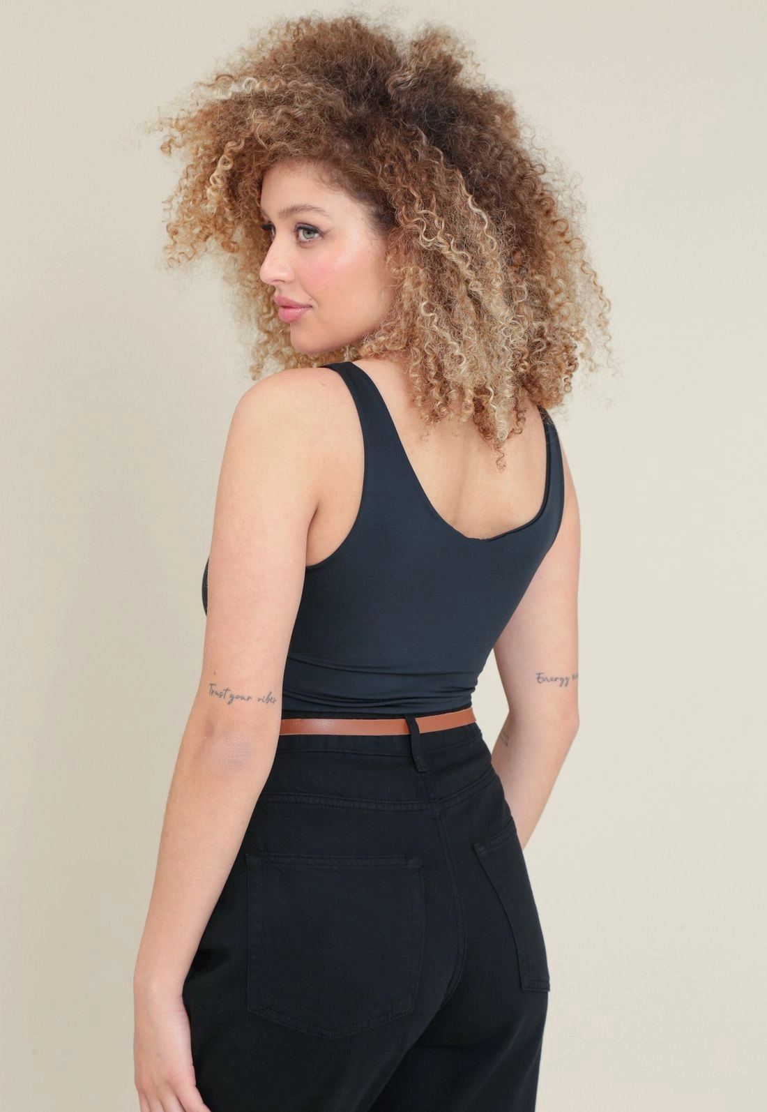 Blusa Regata Em Malha Com Decote U