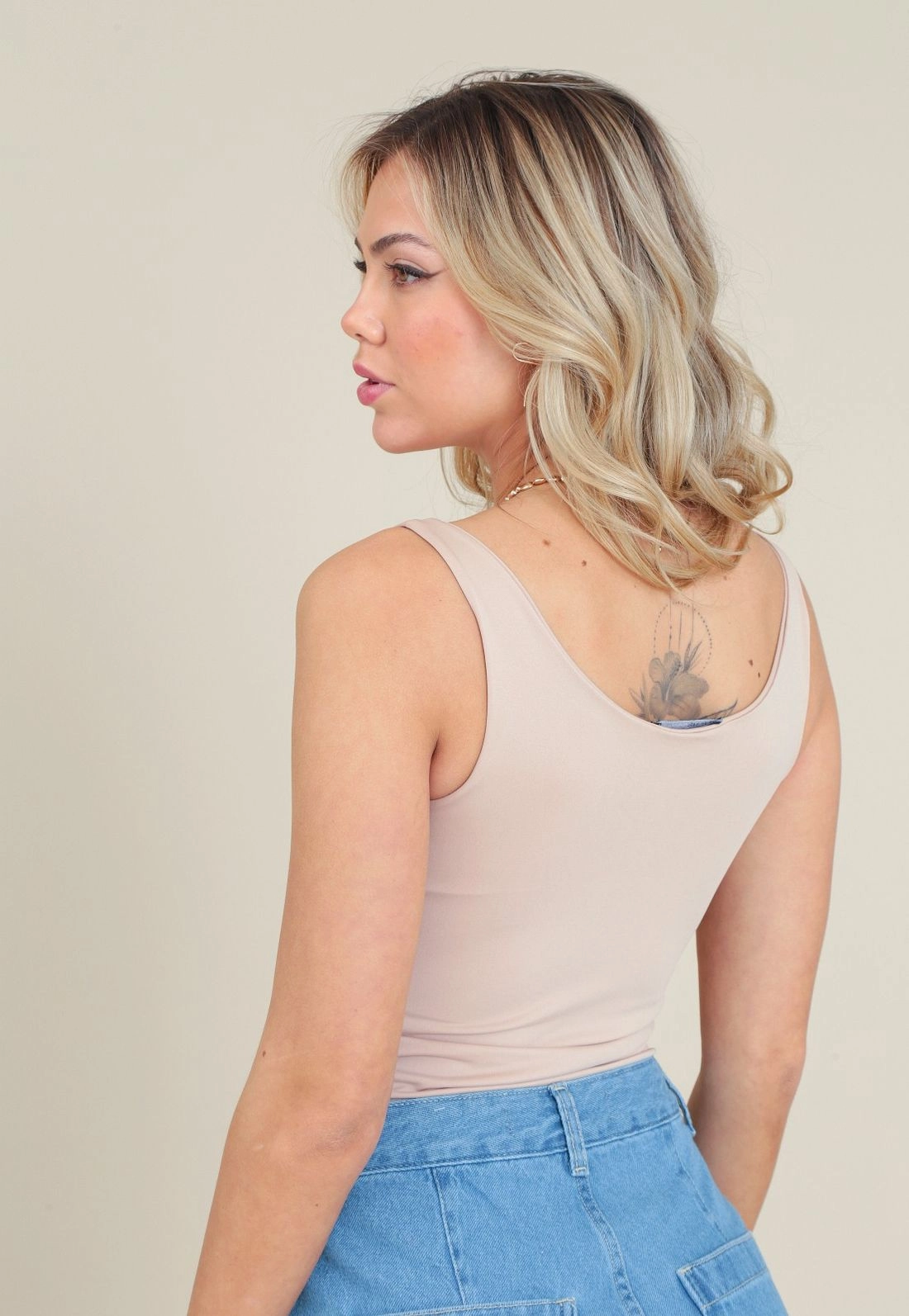 Blusa Regata Em Malha Com Decote U