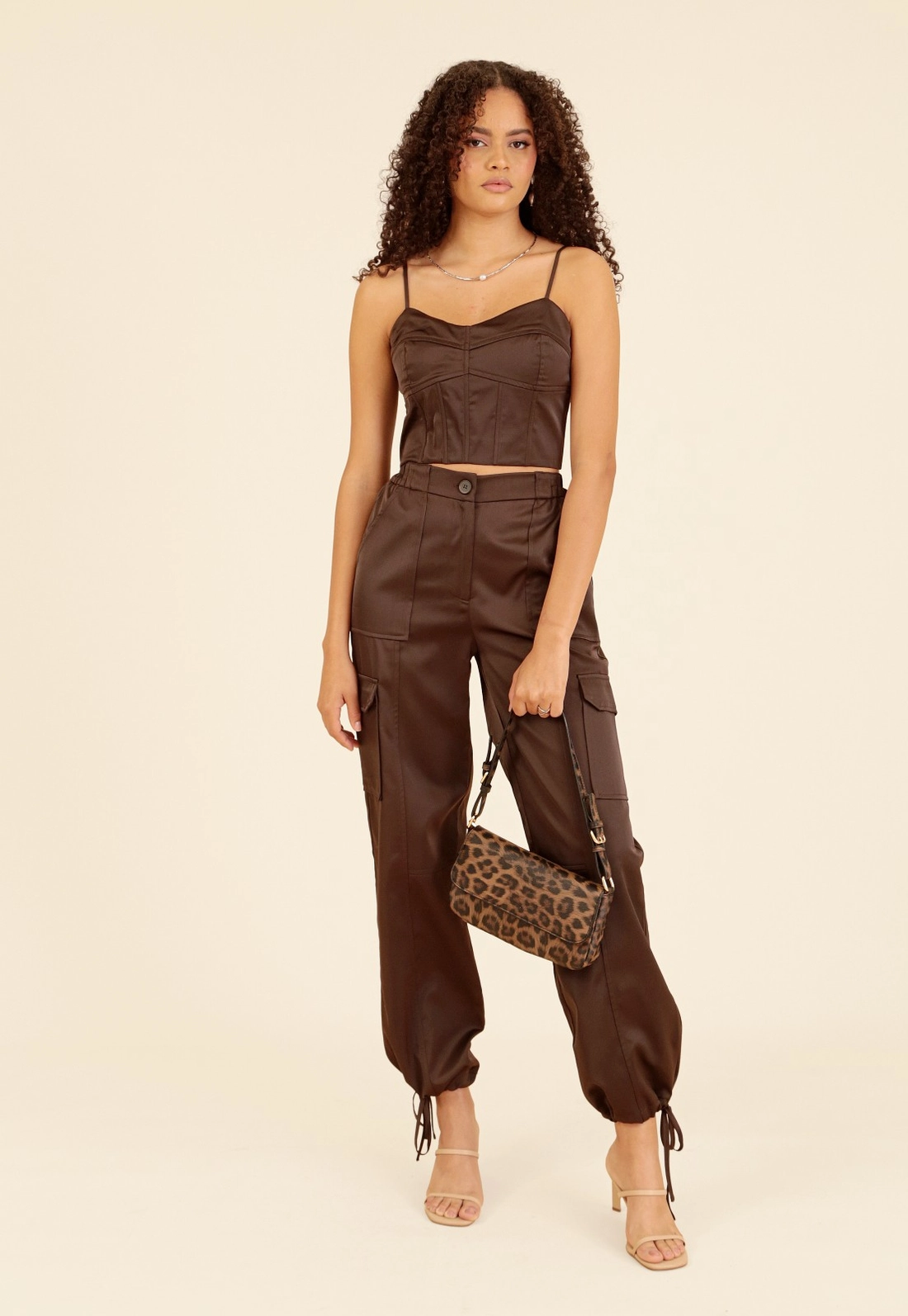 Blusa Cropped Em Tecido Acetinado Alça Com Recorte