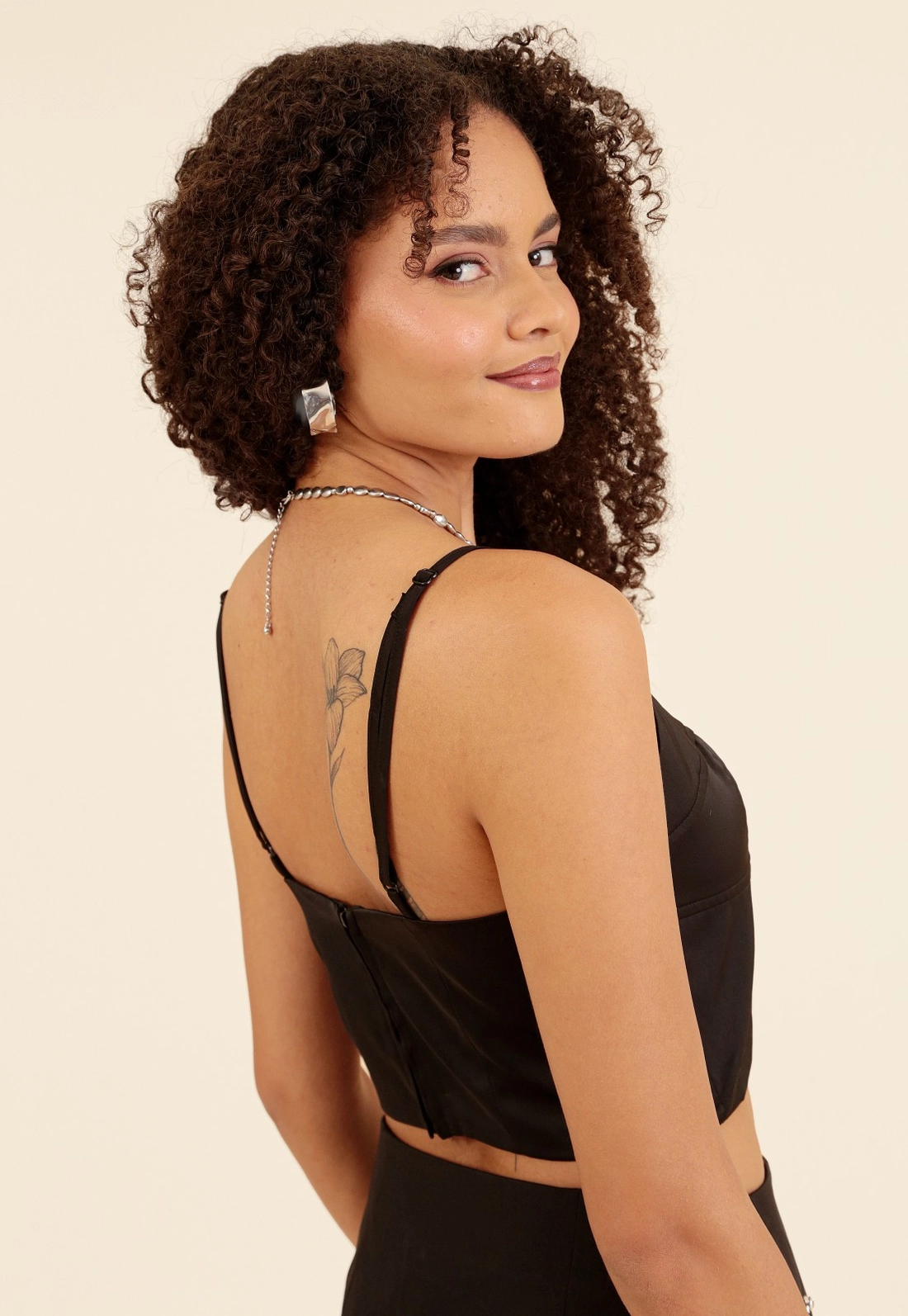 Blusa Cropped Em Tecido Acetinado Alça Com Recorte