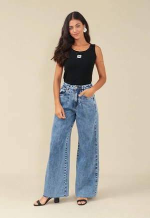 Calça Jeans Pantalona Com Prega Bolso