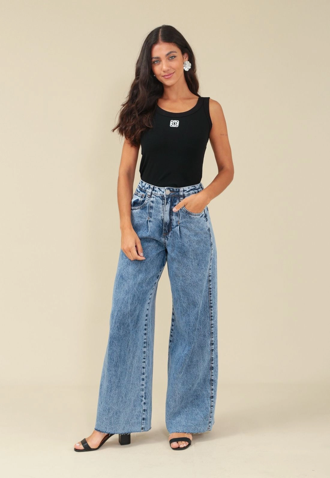 Calça Jeans Pantalona Com Prega Bolso