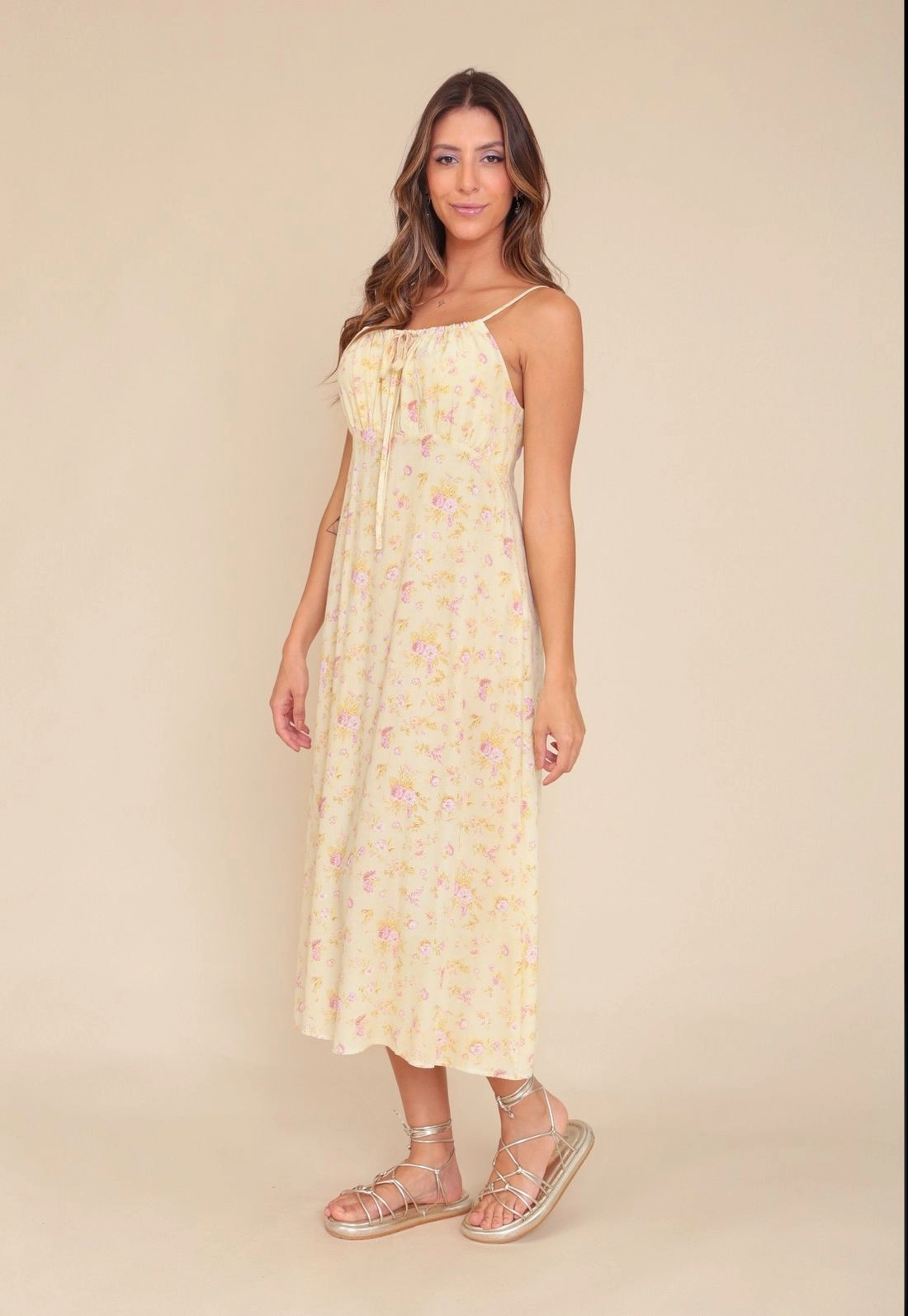 Vestido Midi Em Viscose Com Alça E Franzido Busto Estampa Yellow Garden