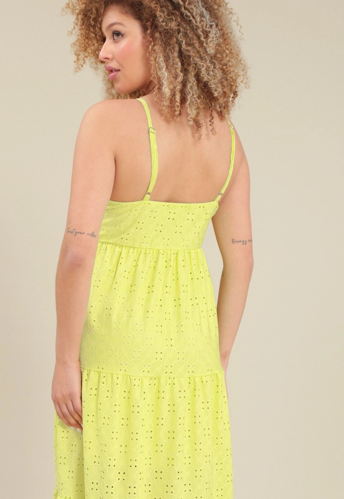 Vestido Midi Em Malha Laise Com Alça E Recortes