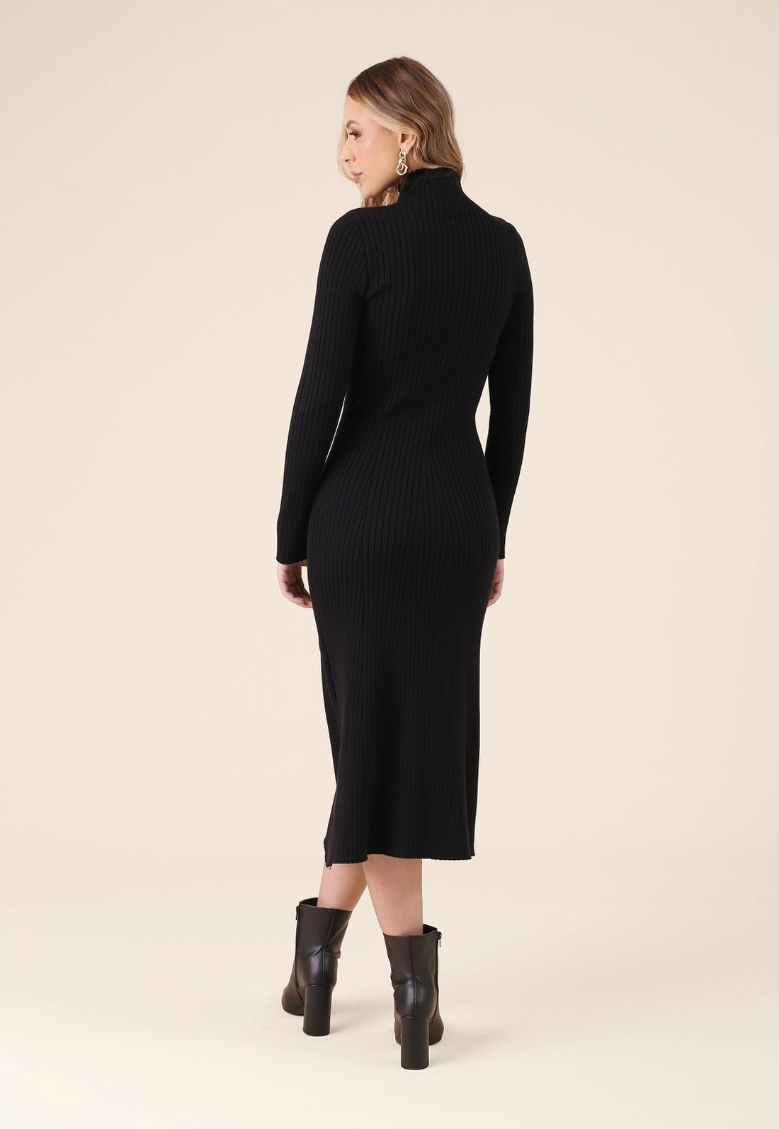 Vestido Midi Evasê Em Tricô Manga Longa Gola Alta