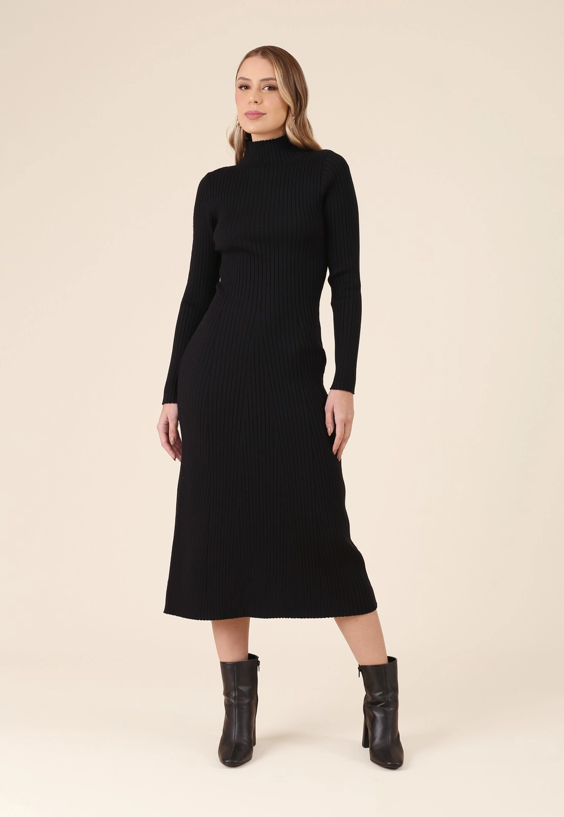 Vestido Midi Evasê Em Tricô Manga Longa Gola Alta