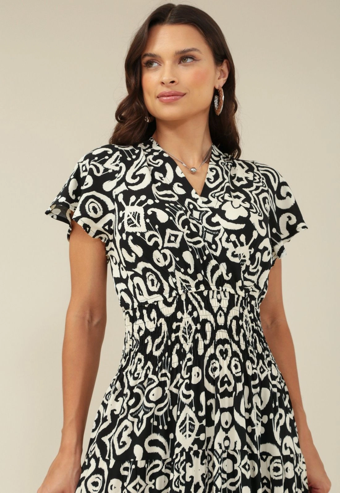 Vestido Longo Em Viscose Manga Curta Decote V Estampa Bicolor