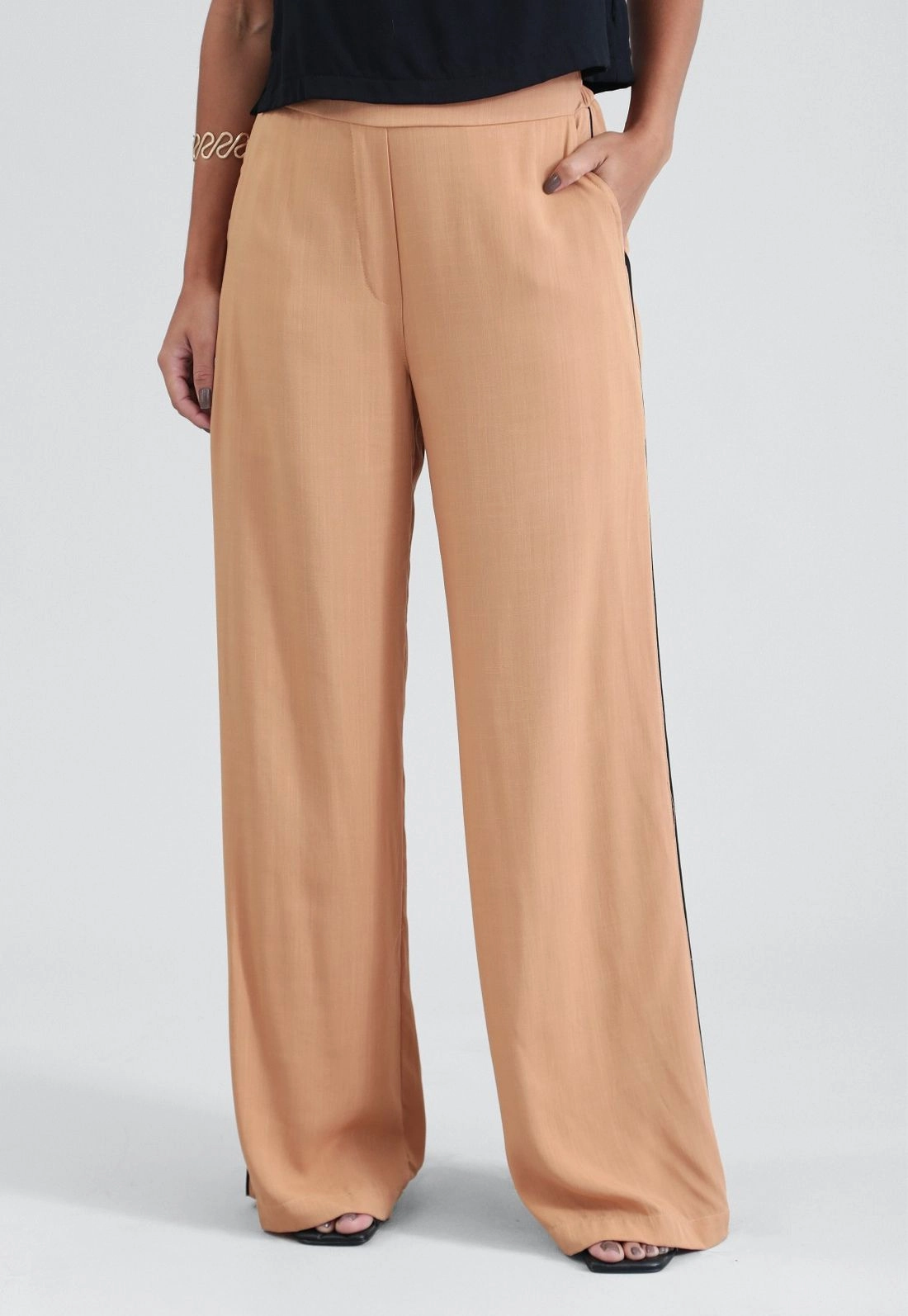 Calça Wide Leg Com Filete Lateral Em Viscose