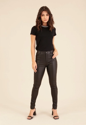 Calça Skinny Com Botão Em Tecido Resinado