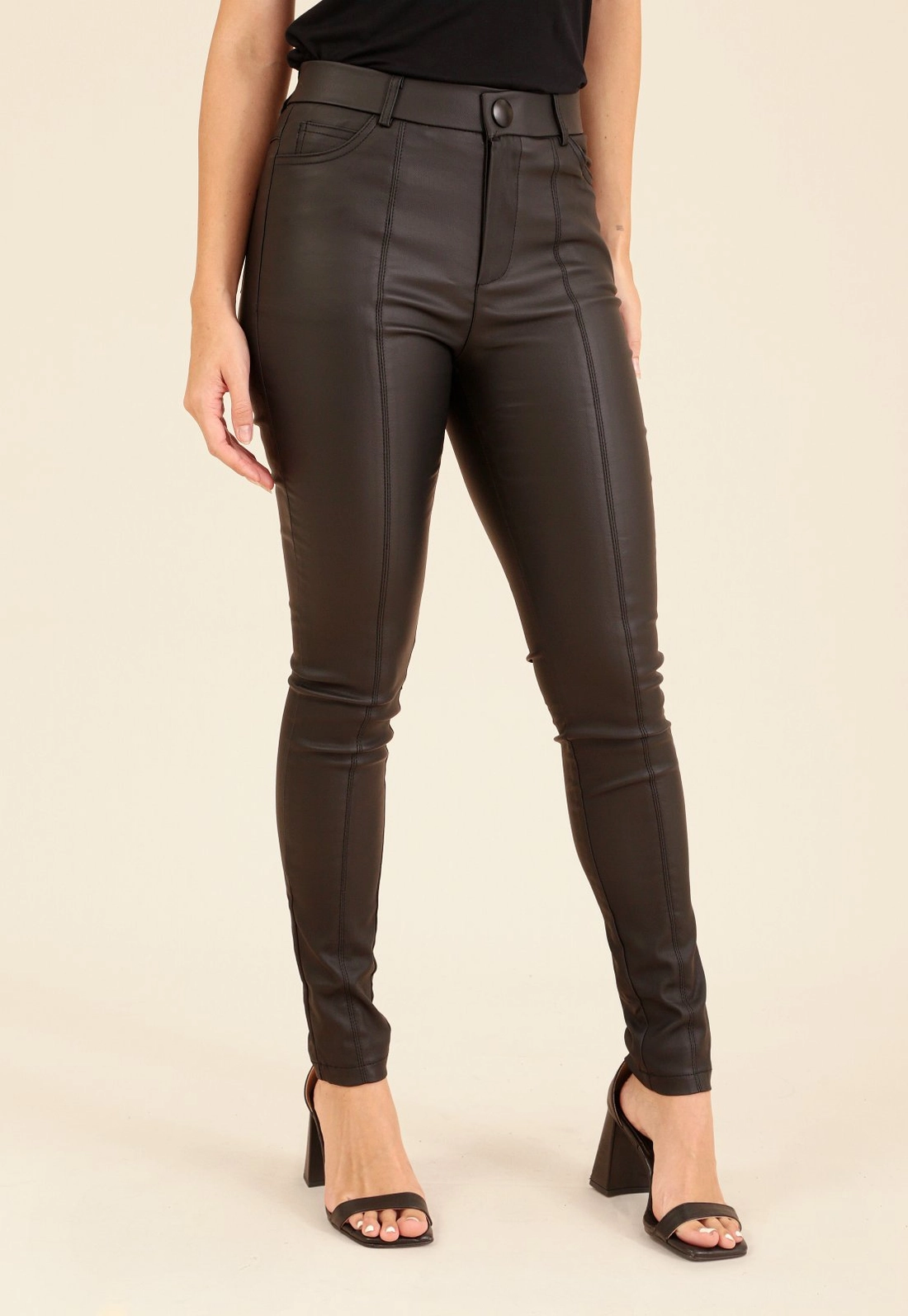 Calça Skinny Com Botão Em Tecido Resinado