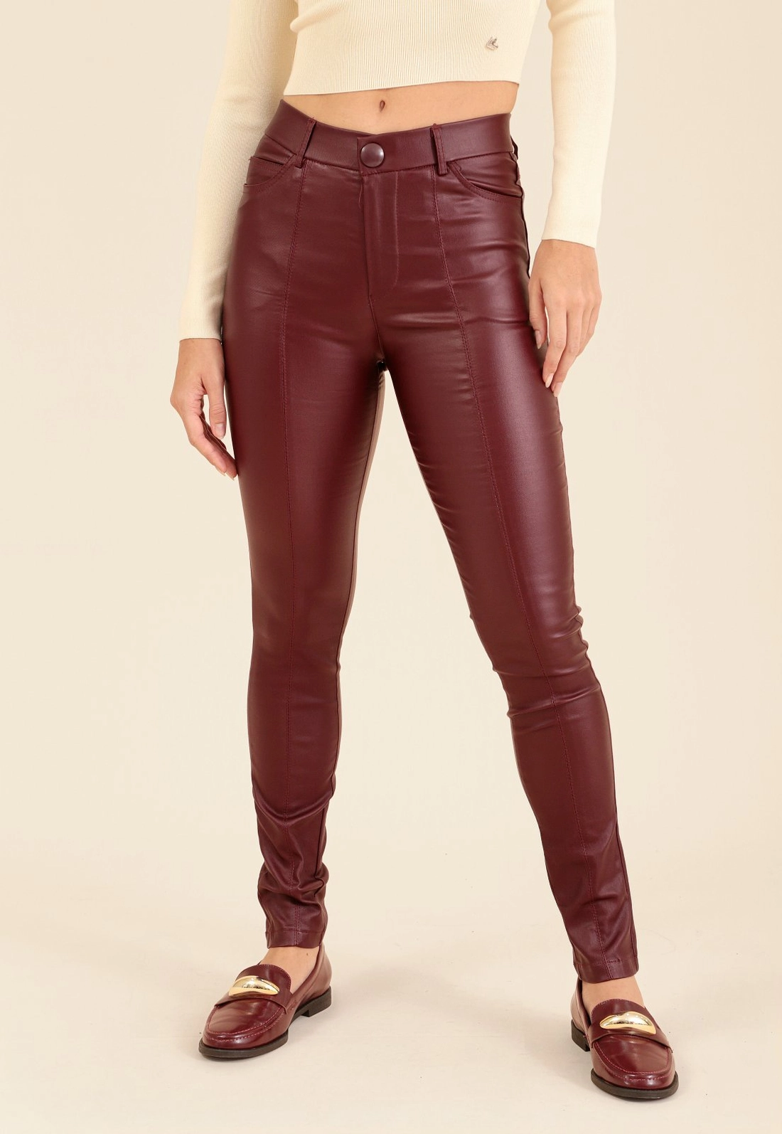Calça Skinny Com Botão Em Tecido Resinado