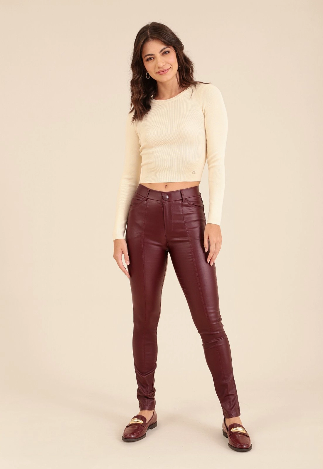 Calça Skinny Com Botão Em Tecido Resinado
