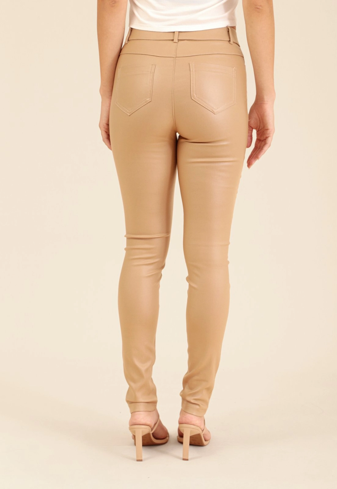 Calça Skinny Com Botão Em Tecido Resinado