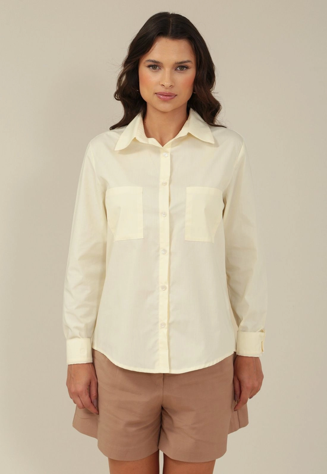 Camisa Em Tricoline Com Bolsos Barra Arredondada