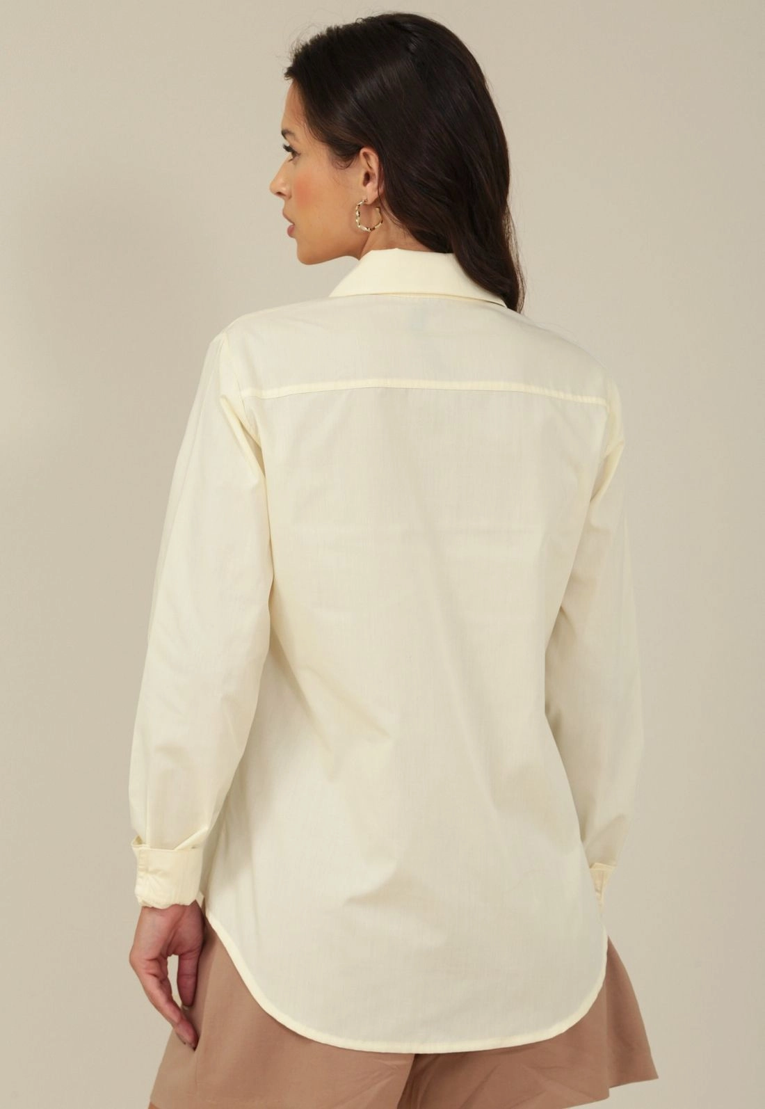 Camisa Em Tricoline Com Bolsos Barra Arredondada