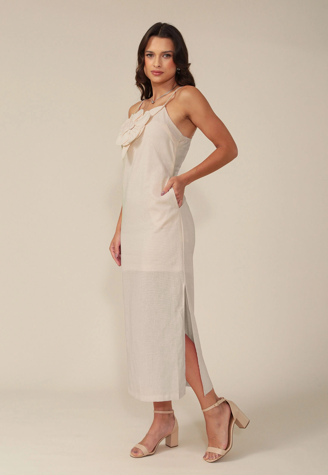 Vestido New Midi Alça Com Flor Aplicada Em Linho