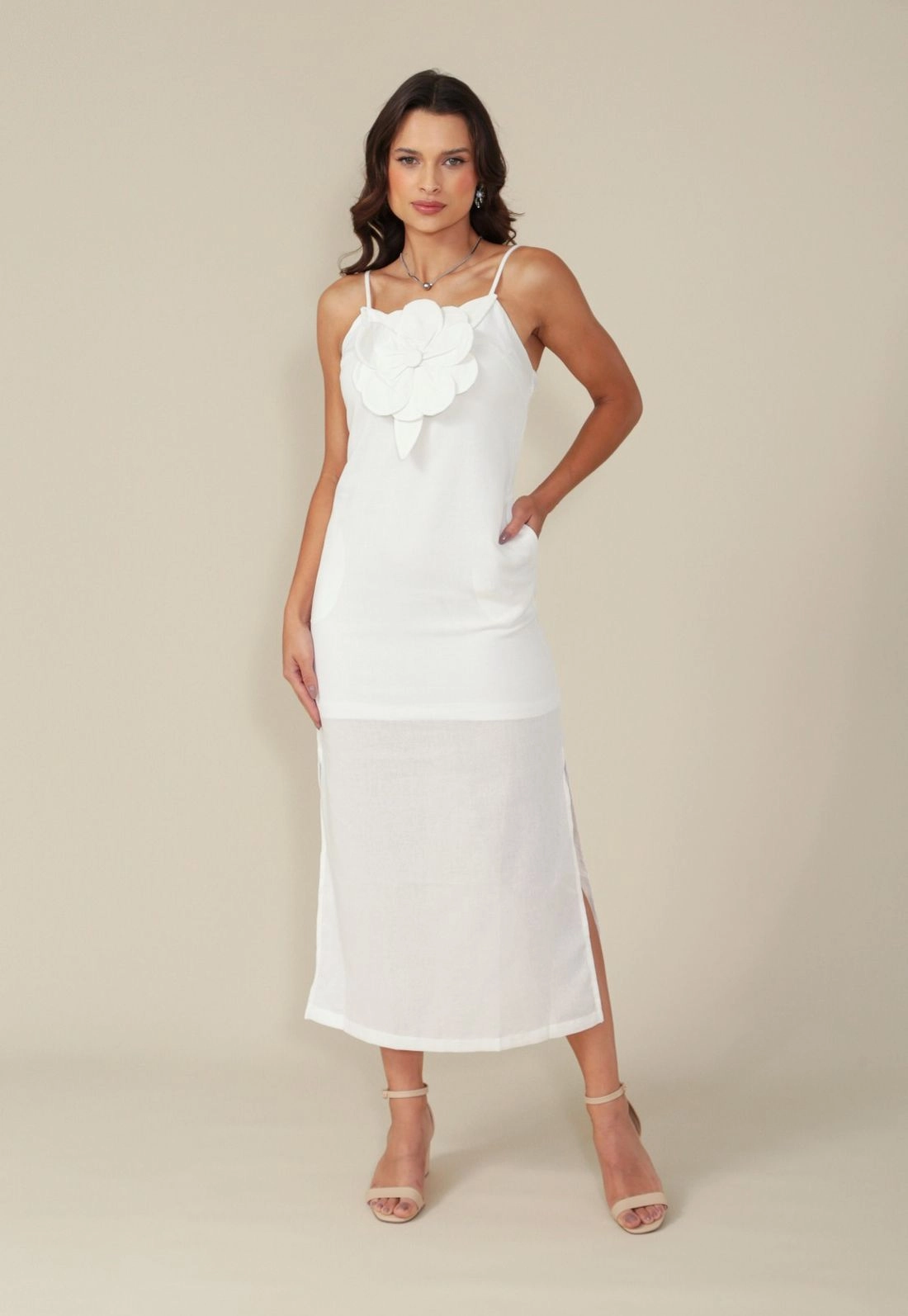 Vestido New Midi Alça Com Flor Aplicada Em Linho