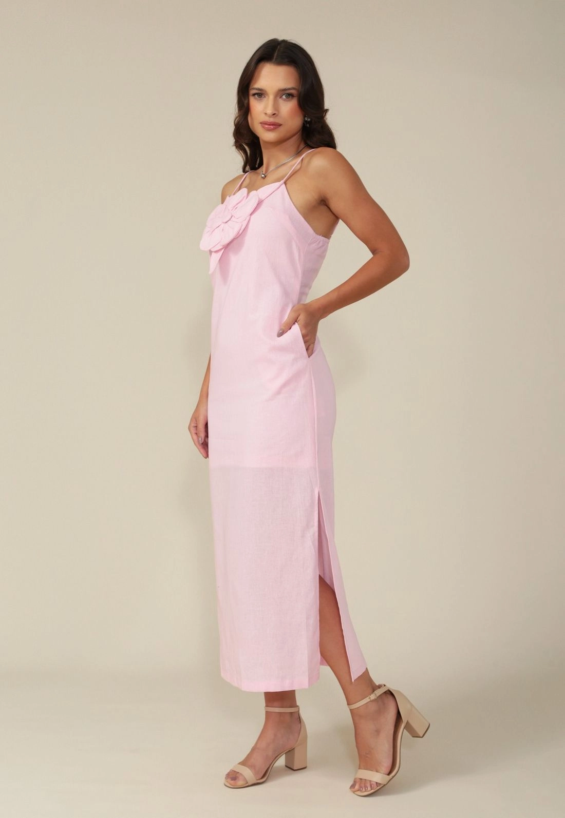 Vestido New Midi Alça Com Flor Aplicada Em Linho