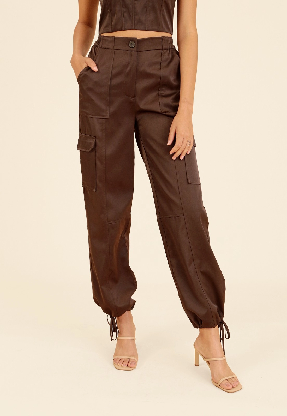 Calça Cargo Em Tecido Acetinado