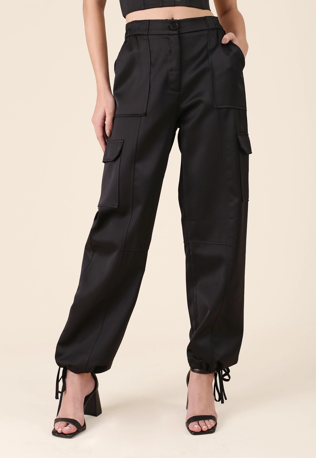Calça Cargo Em Tecido Acetinado