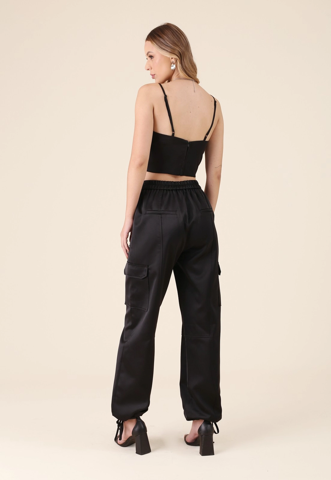 Calça Cargo Em Tecido Acetinado
