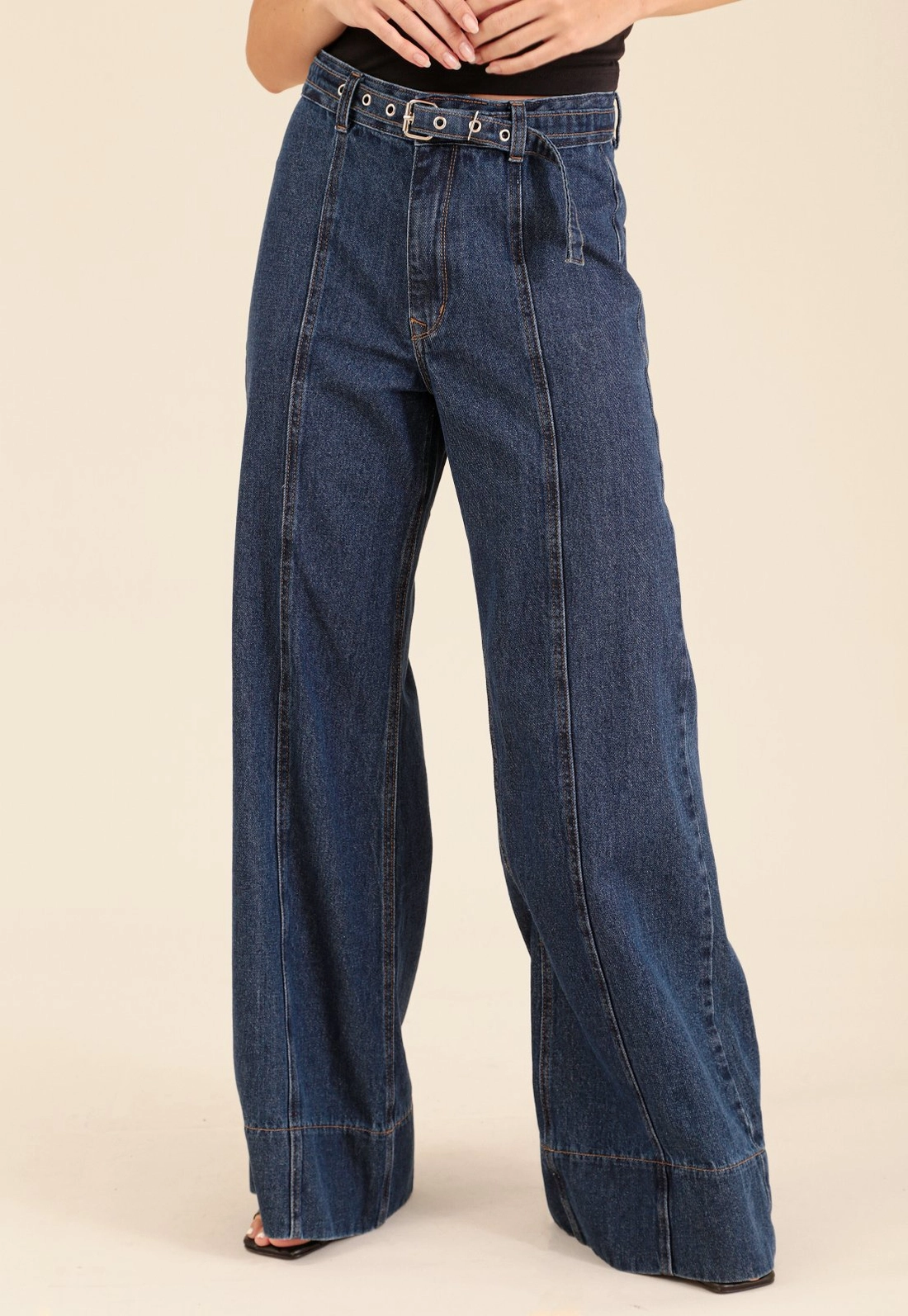 Calça Jeans Reta Com Barra Larga E Cinto