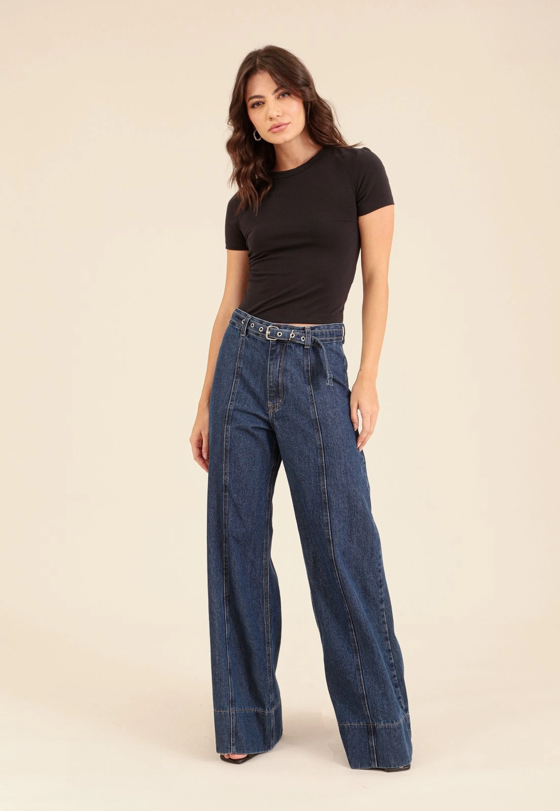 Calça Jeans Reta Com Barra Larga E Cinto